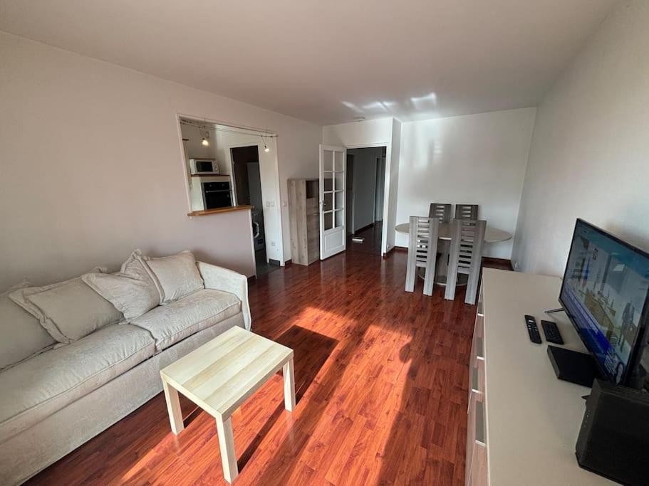 F3 Avec Balcon 5 Min Gare Sqy Et Parking Gratuit Guyancourt Exterior foto