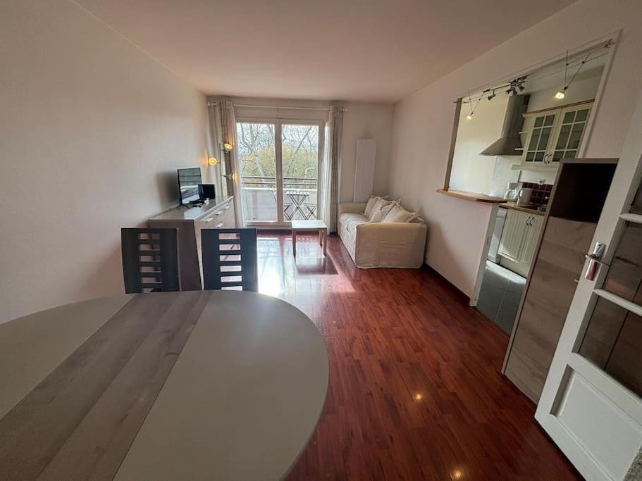 F3 Avec Balcon 5 Min Gare Sqy Et Parking Gratuit Guyancourt Exterior foto